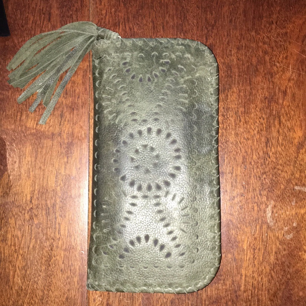Cleobella clutch